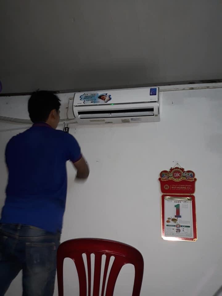 Kỹ thuật viên tiến hành sửa chữa máy lạnh cho khách hàng